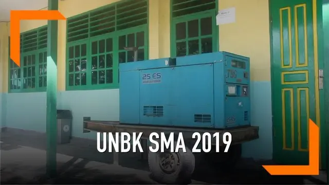 Siswa di Kabupaten Timika, Papua menjalankan UNBK Bahasa Indonesia. Pihak sekolah menyiapkan genset sebagai langkah pencegahan jika terjadi gangguan listrik.