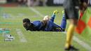 Michael Essien terjatuh usai  berebut bola dengan pemain Persipura pada lanjutan Liga 1 2017 di Stadion GBLA, Bandung, Minggu (7/5/2017). Persib menang 1-0. (Bola.com/Nicklas Hanoatubun)