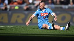 Pemain Napoli, Marek Hamsik terjatuh dan memprotes wasti saat melawan AS Roma  pada lanjutan Serie A Italia di Stadion Olympico, Roma, Senin (25/4/2016) WIB.  (AFP/Filippo Monteforte)