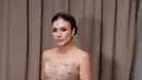 Wulan Guritno tampil menawan kenakan gaun bernuansa nude rancangan Ernesto Abram [@wulanguritno]