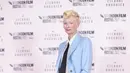 Tilda Swinton berpose untuk para fotografer setibanya di pemutaran perdana film 'The Eternal Daughter' dalam Festival Film London BFI 2022 di London, Kamis, 6 Oktober 2022. Bintang itu meningkatkan penampilannya dengan sepatu hak biru dan memakai palet riasan yang cerah. (Photo by Vianney Le Caer/Invision/AP)