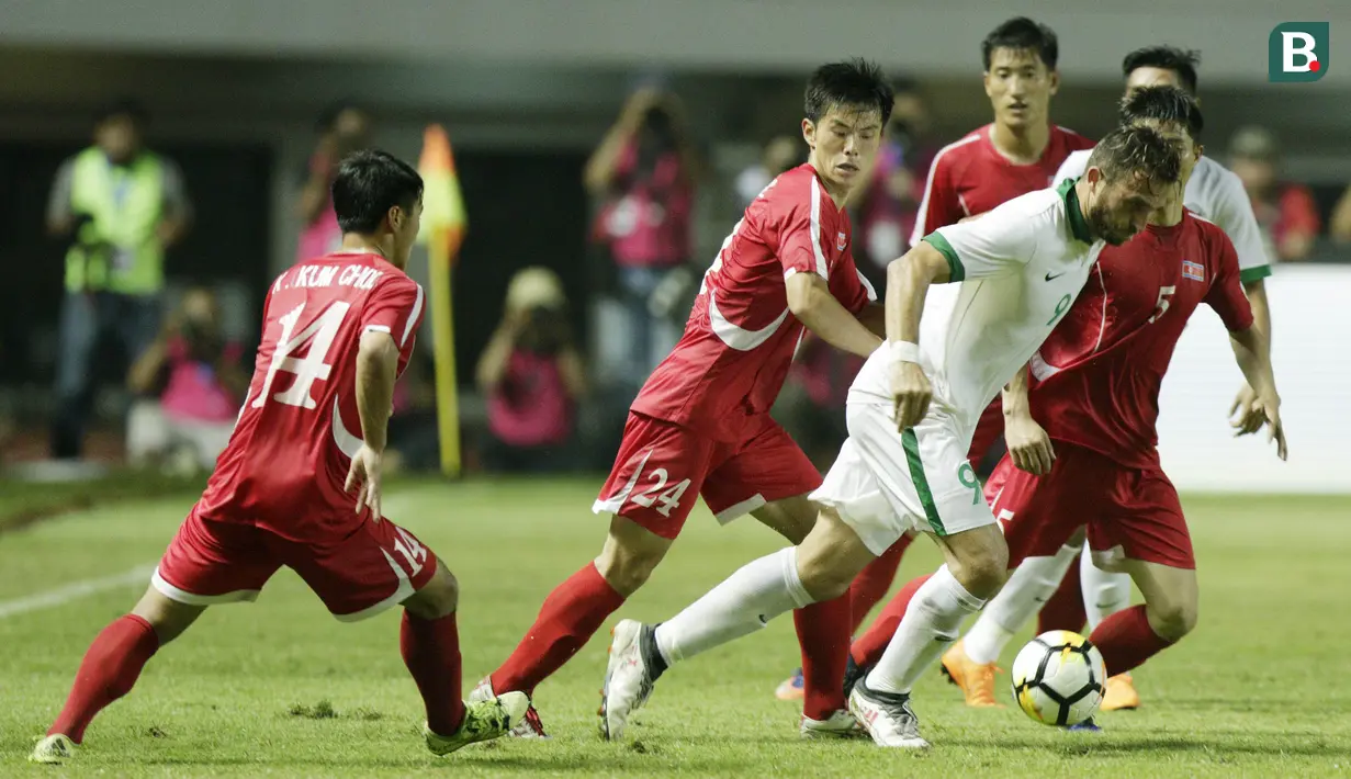 Striker Indonesia, Ilija Spasojevic, melewati pemain Korea Utara pada laga PSSI Anniversary Cup 2018 di Stadion Pakansari, Senin (30/4/2018). Skor berakhir imbang 0-0. (Bola.com/M Iqbal Ichsan)