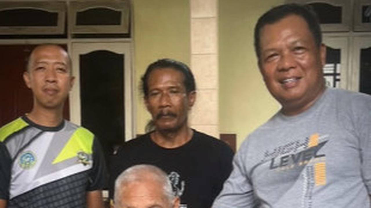 Nyeker dan Berkaos Oblong, Momen Hangat Mayjen TNI Dorong Sang Ayah di Kursi Roda dengan Penuh Cinta