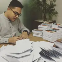 Penulis novel best seller ‘Angan Senja dan Senyum Pagi’, Fahd Pahdepie dapat penghargaan bergengsi. (Foto: Instagram)