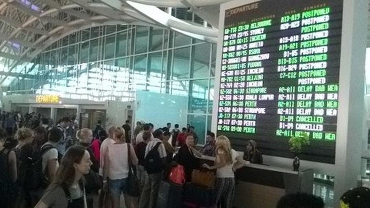 Gagal berangkat ke Surabaya, pemudik pilih Salat Id di Ngurah Rai
