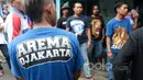 Fans Arema FC dan Persija Jakarta mulai memadati rumah duka almarhum Achmad Kurniawan di Cijantung, (11/1/2017). (Bola.com/Nicklas Hanoatubun)
