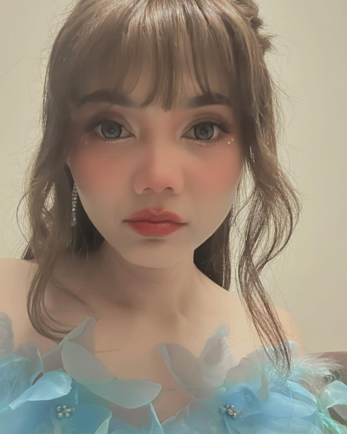 Bikin Pangling, Penampilan Rina Nose Cetar Membahana Bak Boneka