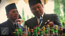 Walikota Kota Tangerang, Arief R Wismansyah melihat botol miras yang akan dimusnahkan, Tangerang, Minggu (28/2/2016). Penghancuran miras dalam rangka HUT Kota Tangerang ke-23. (Liputan6.com/Faisal R Syam) 