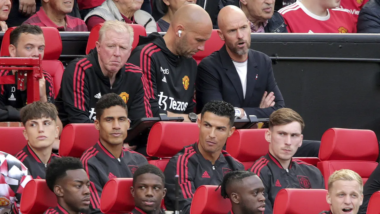 Foto: Viral Ekspresi Manyun Cristiano Ronaldo saat Duduk di Bangku Cadangan MU