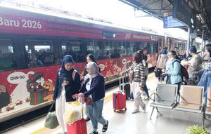 Hingga Senin, 22 Desember 2025 pukul 08.00 WIB, penjualan tiket kereta api jarak jauh dan lokal oleh PT KAI telah mencapai 2.447.504 tiket dari total 3.506.104 tempat duduk yang disediakan. (Dok KAI)
