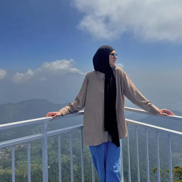 6 Gaya Fashion Paula Verhoeven saat kenakan Hijab Pashmina, Selalu Pancarkan Aura Model