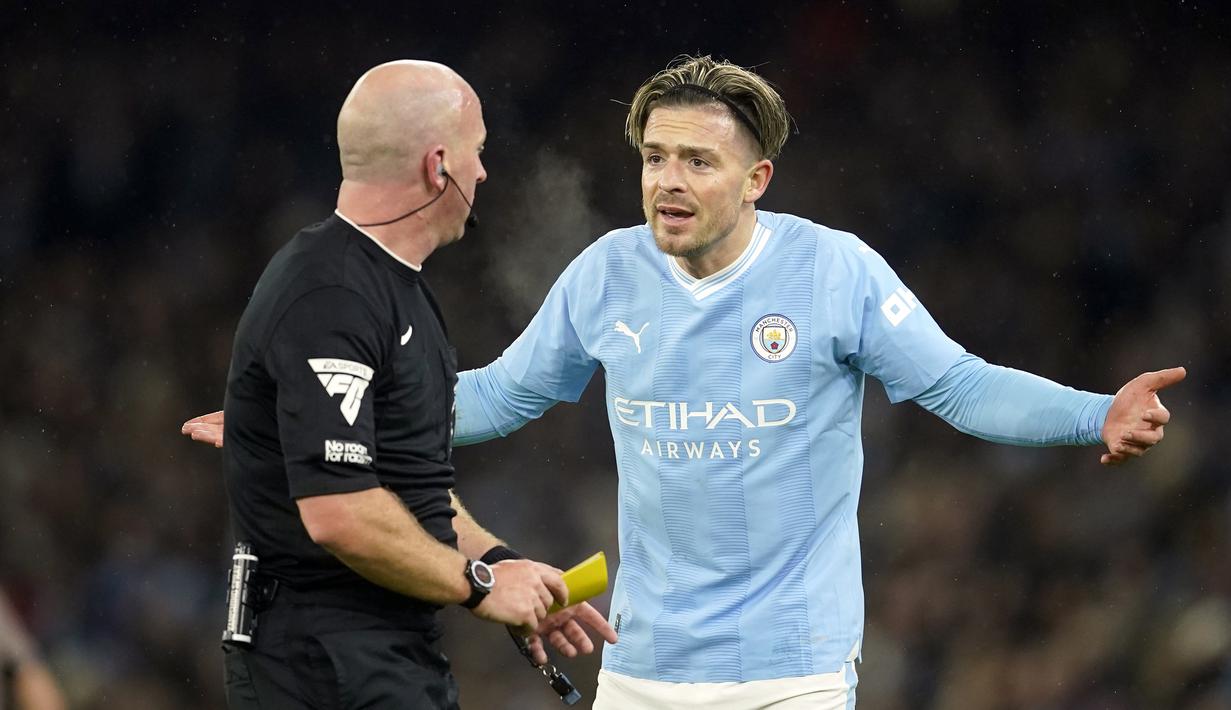 Pemain Manchester City, Jack Grealsih memprotes keputusan wasit Simon Hooper pada laga pekan ke-14 Liga Inggris 2023/2024 melawan Tottenham Hotspur yang berlangsung di Etihad Stadium, Manchester, Inggris, Senin (04/12/2023) dini hari WIB. (AP Photo/Dave Thompson)
