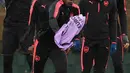 Penyerang Arsenal, Danny Welbeck (depan) mengikuti sesi latihan di tempat latihan London Colney Arsenal, Inggris (4/4). Arsenal akan bertanding melawan wakil Rusia, CSKA Moscow pada leg pertama babak perempat final Liga Europa. (AFP Photo/Ben Stansall)