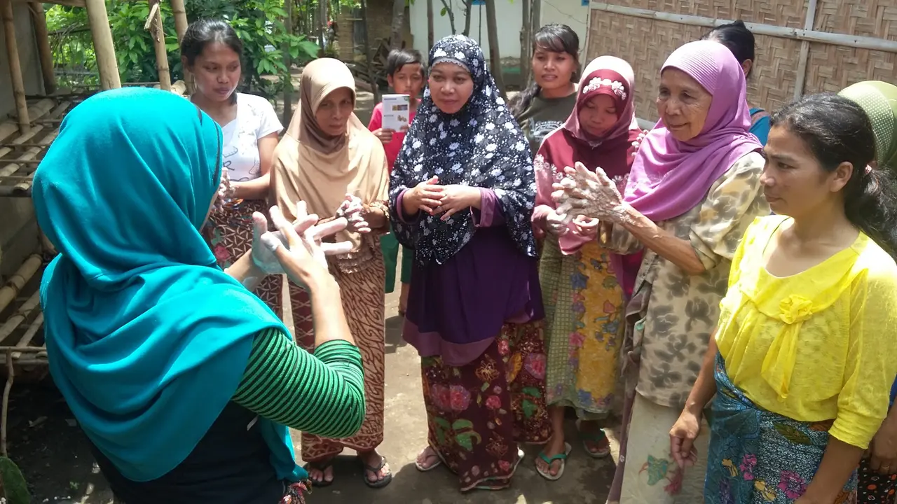  Sri Zulfiana, sanitarian di Kecamatan Wanasaba, Kabupaten Lombok Timur, Nusa  Tenggara Barat sedang mencontohkan cara mencuci tangan pakai sabun. (Foto: Dokumen Pribadi)