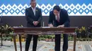 Purbaya Yudhi Sadewa menandatangani berita acara serah terima jabatan Menteri Keuangan di Kementerian Keuangan, Jakarta, Selasa (15/9/2026). (KLY/Budy Santoso)
