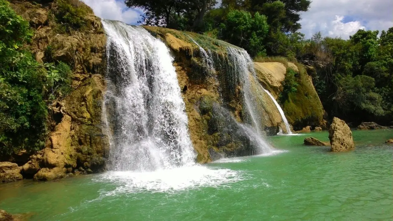 5 Pantai Jawa Timur Ini Punya Air Terjun yang Langsung Jatuh ke Laut