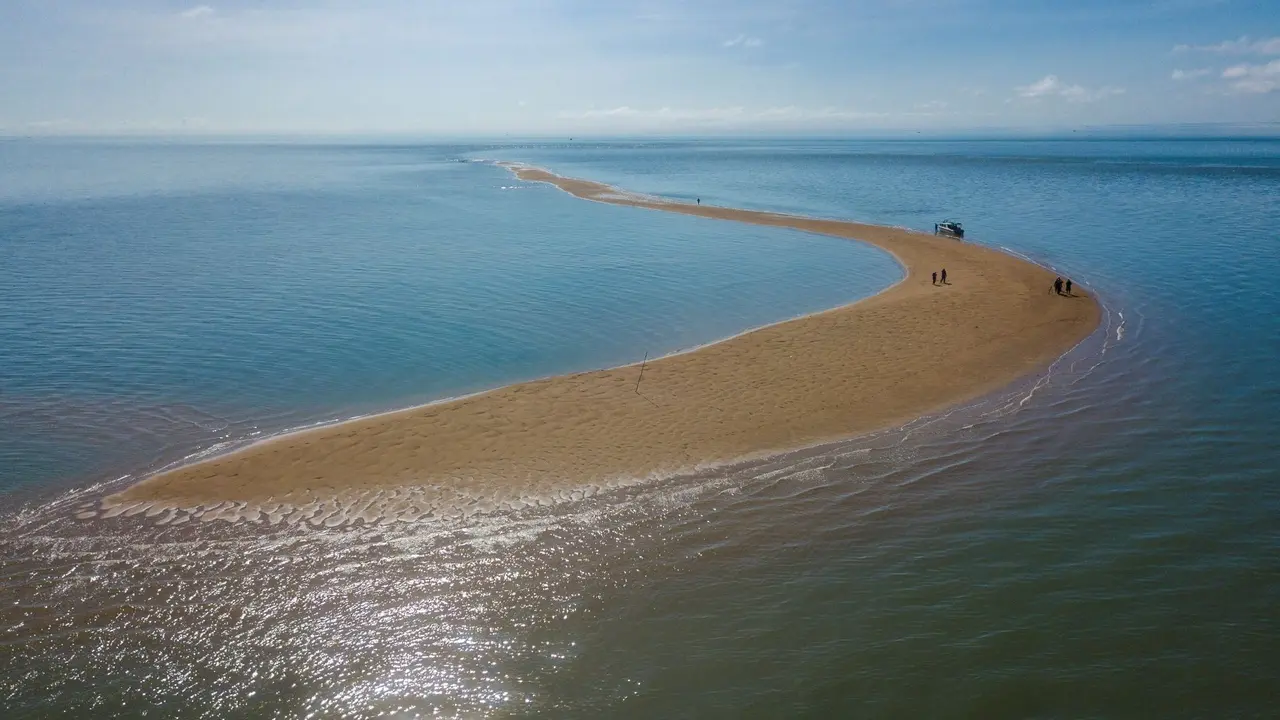 Gusung Melulun, Wisata Pantai Eksotis Tarakan dengan Pasir Cokelat Panjang