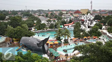 Suasana wahana Snowbay di areal Taman Mini Indonesia Indah (TMII), Jakarta, Kamis (17/12). Sekretaris Dinas Pelayanan Pajak DKI Jakarta mengatakan sudah melayangkan surat panggilan untuk segera memenuhi membayar pajak. (Liputan6.com/Immanuel Antonius)