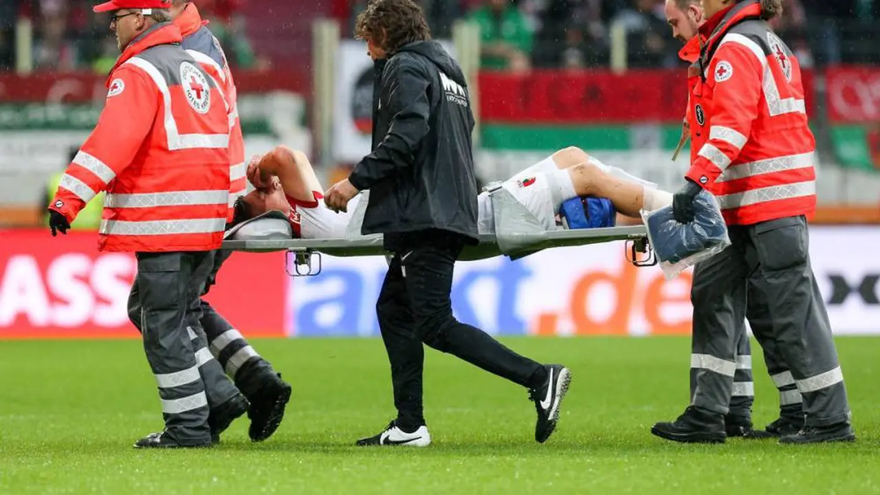 Pemain Augsbug, Dominik Kohr, jadi korban kebrutalan mantan pemain Real Madrid, Jose Rodriguez
