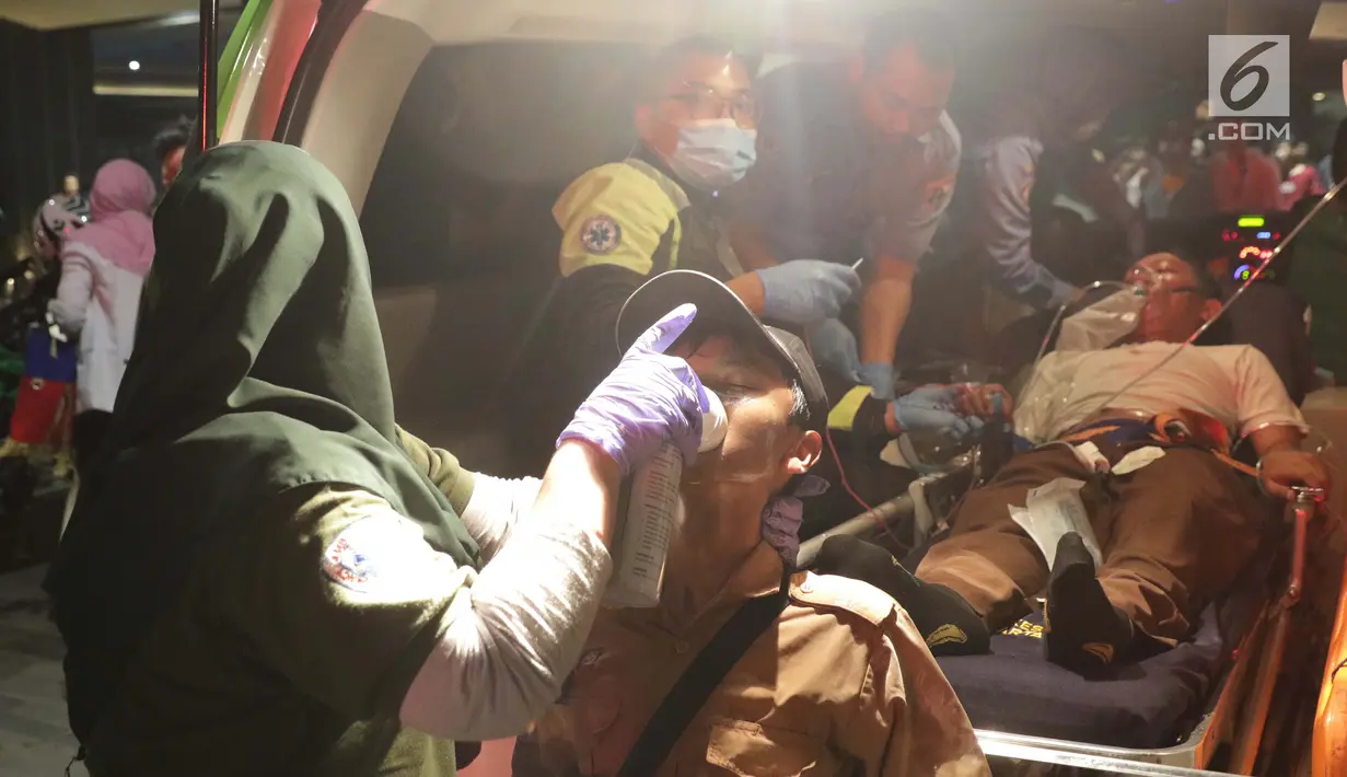 Sejumlah korban dalam demonstrasi berujung ricuh mendapat perawatan medis di salah satu bangunan di kawasan Pejompongan, Jakarta, Rabu (25/9/2019). Sebelumnya, ribuan pelajar yang melangsungkan demonstrasi di Gedung DPR terlibat bentrok dengan polisi. (Liputan6.com/Helmi Fithriansyah)