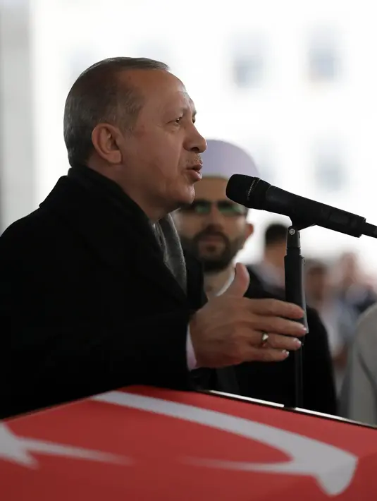 Presiden Turki Recep Tayyip Erdogan berbicara usai menyalati tentara Turki pertama yang tewas dalam operasi 'Ranting Zaitun' di daerah Kurdi Suriah, Ankara, Turki, Selasa (23/1). (Foto AP/Burhan Ozbilici)