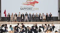 Winfried Engelbrecht-Bresges, Chairman Asian Racing Federation (Kiri) dan Aryo Djojohadikusumo, Chief Delegate Indonesia untuk Asian Racing ke-40 di Sapporo, Jepang Conference (Kanan) melakukan pertemuan di sela-sela konferensi. Asian Racing Conference (ARC) merupakan salah satu event internasional utama Federasi Pacuan Kuda Asia untuk membahas perkembangan dan tantangan industri yang sudah digelar sejak tahun 1960. (Bola.com/Dok. Asian Racing Conference)