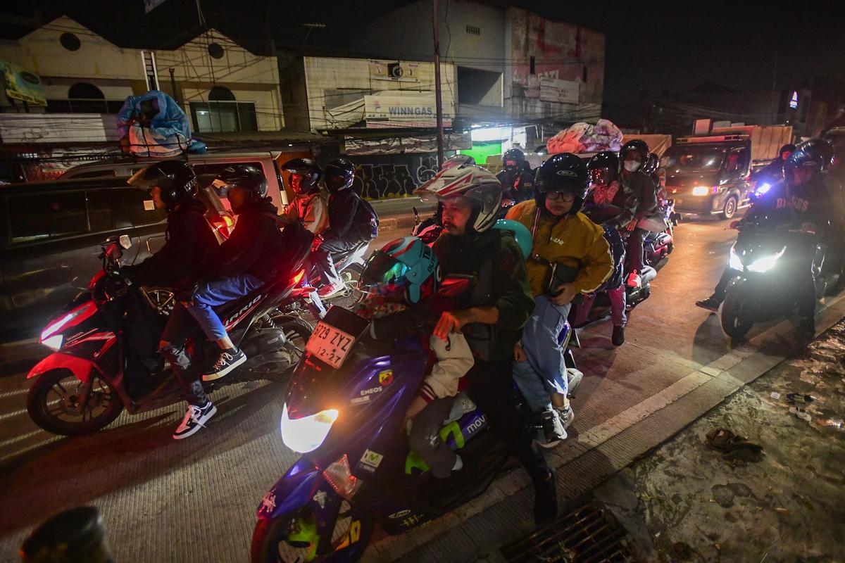 FOTO: Pemudik Padati Jalur Arteri Bekasi Cikampek