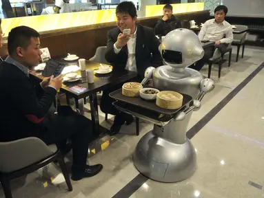 Sebuah robot menyajikan makanan di restoran Robot di Hefei, China, Jumat (26/12/2014). (REUTERS/Stringer)