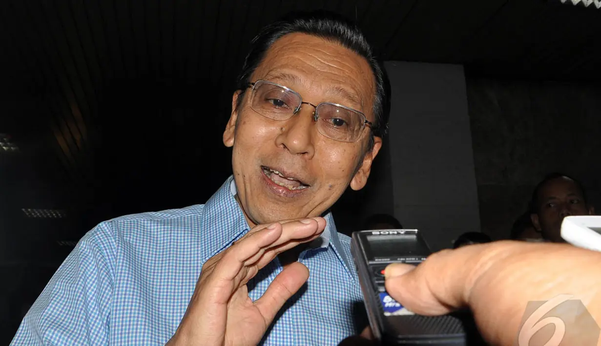 Wapres Boediono menyempatkan diri membesuk Ketua Umum Partai Gerindra Suhardi, Jakarta, Rabu (27/8/2014) (Liputan6.com/Miftahul Hayat)
