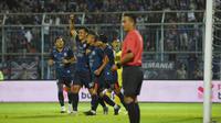 Dendi Santoso berhasil mencetak dua gol saat Arema menang dalam uji coba lawan PSIS Semarang. (Iwan Setiawan/Bola.com)