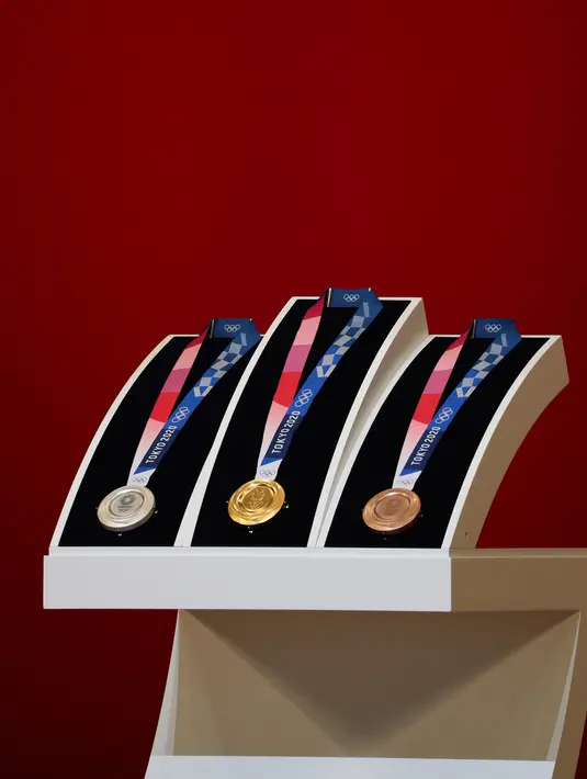 Medali Olimpiade Tokyo 2020 resmi diumumkan kepada publik saat seremoni untuk merayakan momen satu tahun jelang Olimpiade di Tokyo, Rabu (24/7/2019). Medali terbuat dari logam daur ulang yang dikumpulkan dari 6,21 juta alat elektronik yang disumbangkan dari seluruh bagian Jepang. (Behrouz MEHRI/AFP)
