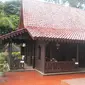 Rumah adat Betawi diberi nama dengan Rumah Kebaya karena atapnya yang berlipat menyerupai kebaya