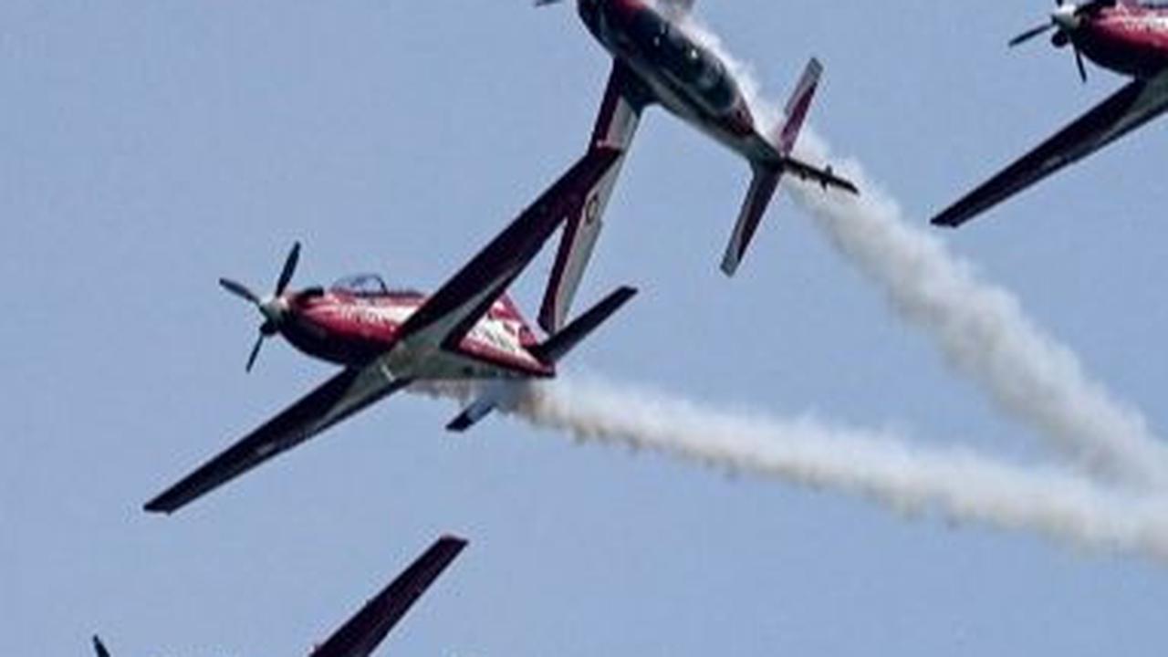 Aksi Tim Aerobatik Jupiter TNI AU melakukan manuver memukau di langir Singapura jelang Singapore Airshow 2024 pada Minggu (18/2/2024).&nbsp;