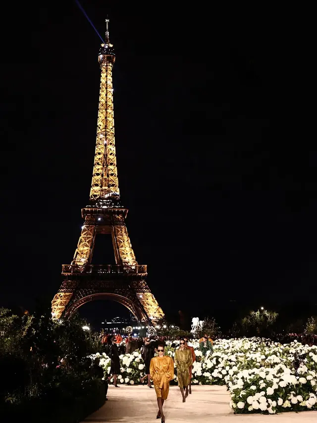 Comeback Bella Hadid ke Runway Saint Laurent di Paris Fashion Week Usai Vakum Menjalani Perawatan Lyme Disease