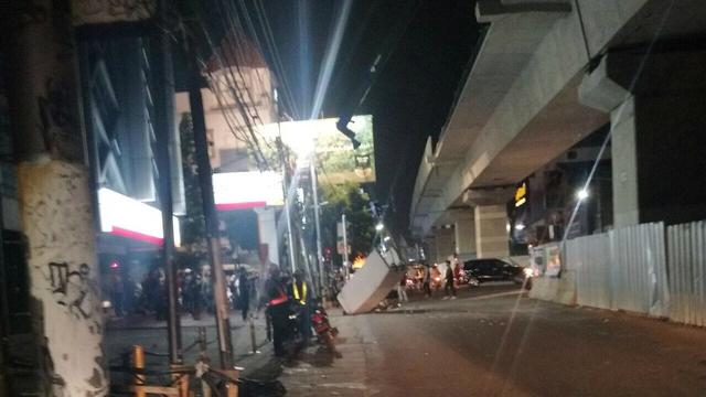 Dinding Beton Mrt Yang Jatuh Ternyata Timpa 2 Pengendara News Liputan6 Com