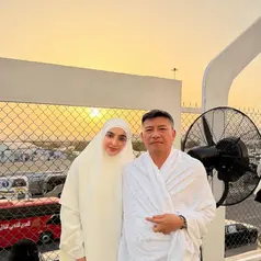 Ashanty saat Puncak Ibadah Haji bersama Anang Hermansyah. [@ashanty_ash]