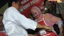 Kepada para pedagang, Jokowi berpesan agar menjaga fasilitas yang telah diberikan antara lain etalase, kursi dan meja makan, serta celemek. Senin (14/04/2014) (Liputan6.com/Herman Zakharia).
