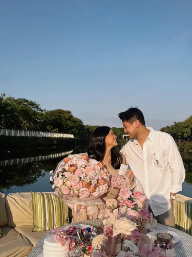 Tampilan Dreamy Hanggini dengan Dress Pink Saat Dapat Kejutan Ulang Tahun dari Lutfhi Aulia di Tengah Danau