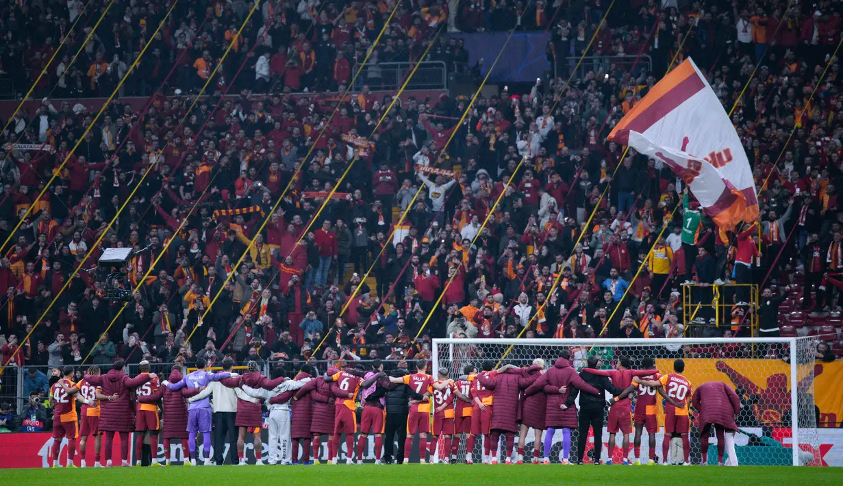 Rekor kandang Galatasaray juga kian mengesankan. Mereka hanya menelan dua kekalahan dari total 47 pertandingan kandang terakhir di semua ajang, dengan catatan 34 kemenangan dan 11 hasil imbang. Selain itu, mereka juga belum terkalahkan dalam 11 pertandingan kandang terakhir di fase gugur kompetisi Piala/Liga Champions. (AP Photo/Khalil Hamra)