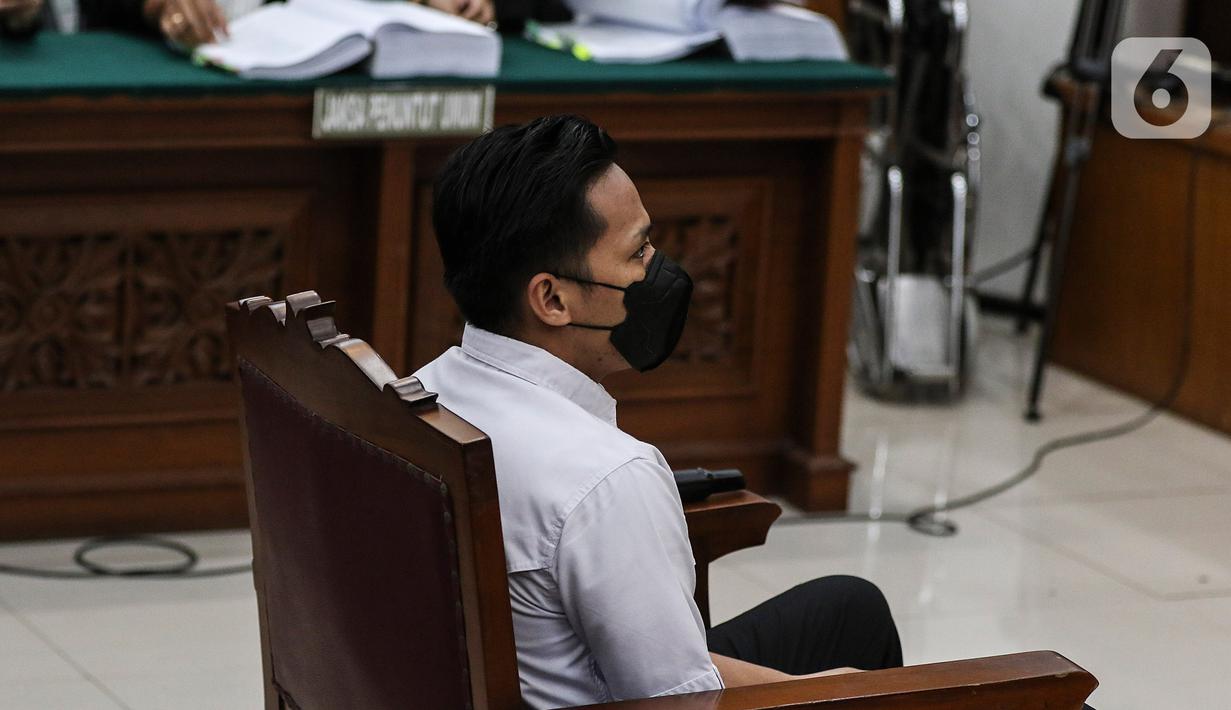 Terdakwa Richard Eliezer Pudihang Lumiu menjalani sidang lanjutan dalam kasus pembunuhan Brigadir Yosua Hutabarat di Pengadilan Negeri Jakarta Selatan, Rabu (18/1/2023). Agenda sidang kali ini pembacaan tuntutan oleh Jaksa Penuntut Umum. (Liputan6.com/Johan Tallo)