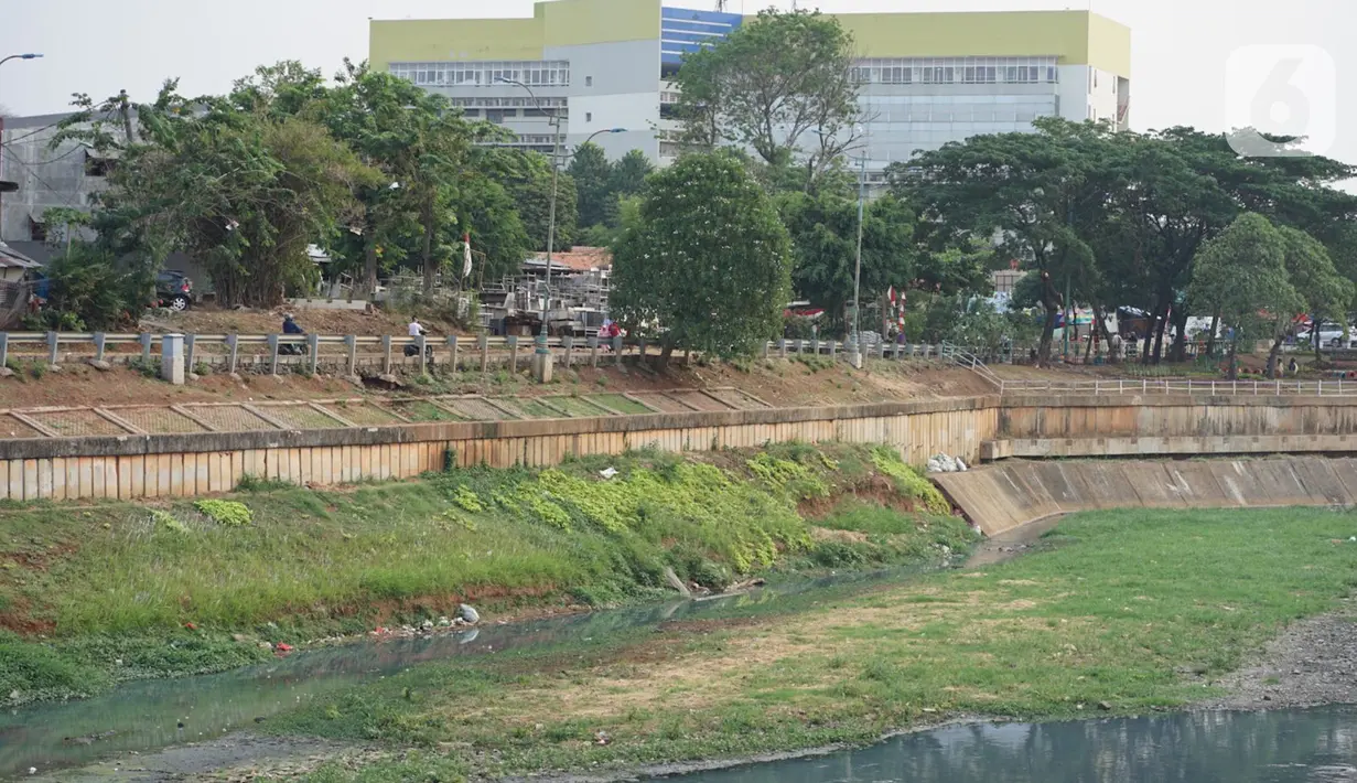 Suasana aliran Kanal Banjir Timur (KBT) yang mengering di kawasan Cipinang Muara, Jakarta, Jumat (11/9/2020). Curah hujan yang rendah selama musim kemarau menyebabkan debit air di kawasan tersebut berkurang sehingga bantaran kanal mengalami kekeringan. (Liputan6.com/Immanuel Antonius)