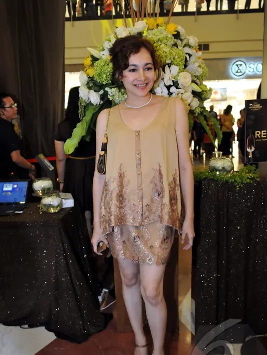 Dewi Rezer saat menghadiri acara Private Party Magnum yang berlangsung di Pondok Indah Mall 2, Jakarta, Jumat (19/3/2015). (Liputan6.com/Panji Diksana)