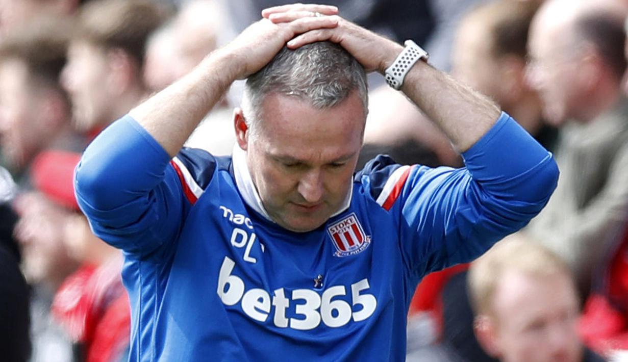 Pelatih Stoke City, Paul Lambert memegang kepala saat timnya gagal mencetak gol ke gawang Liverpool pada lanjutan Premier League di Anfield, Liverpool, (28/4/2018). Liverpool hanya bermain imbang 0-0 melawan Stoke City. (Martin Rickett/PA via AP)