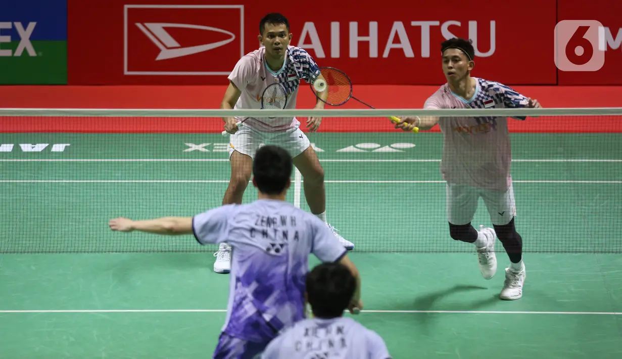 Mengalahkan Xie Hao Nan/ Zeng Wei Han, Fajar Alfian/Muhammad Rian Ardianto melaju ke babak semifinal Daihatsu Indonesia Masters 2025. (Liputan6.com/Helmi Fithriansyah)