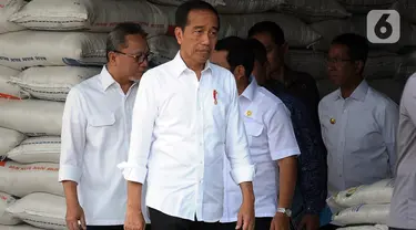 Presiden Republik Indonesia Joko Widodo atau Jokowi meninjau Gudang Bulog DKI Jakarta saat peluncuran program Bantuan Pangan Cadangan Beras Pemerintah, Jakarta, Senin (11/9/2023). Lewat program ini, pemerintah akan mendistribusikan beras medium gratis kepada 21,3 juta keluarga penerima manfaat (KPM) selama tiga bulan, mulai September-November 2023. (merdeka.com/Imam Buhori)