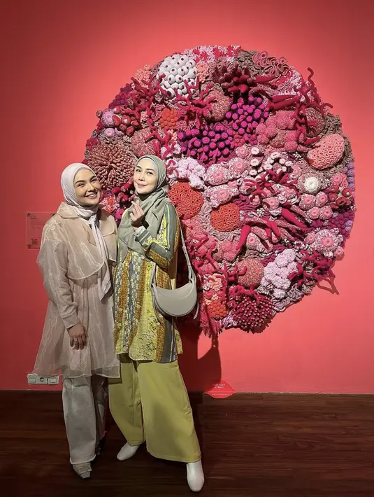 Kali ini, Fenita Arie juga tampak menggemaskan dengan OOTD nuansa cerah. Paduan semi gamis bercorak dengan kulot lebar hadirkan pesona yang menjanjikan saat dikenakan. [Foto: instagram/ Fenita Arie]