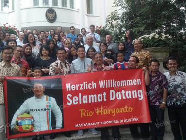 Pebalap Manor Racing asal Indonesia, Rio Haryanto, berfoto bersama staf KBRI dan warga Indonesia saat hadir dalam acara meet and greet di Kantor KBRI Wina, Austria, Selasa (28/6/2016). (Bola.com/Reza Khomaini)