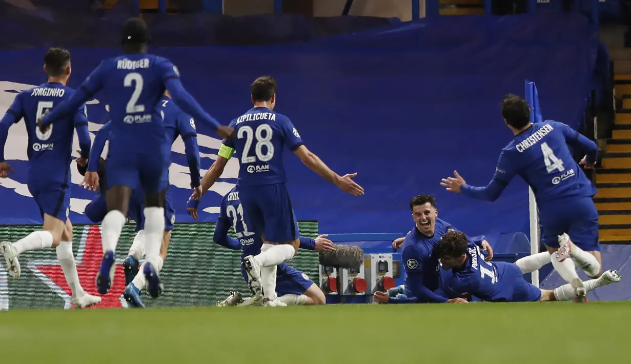 Para pemain Chelsea merayakan gol kedua ke gawang Real Madrid yang dicetak gelandang Mason Mount (tengah) dalam laga leg kedua semifinal Liga Champions 2020/2021 di Stamford Bridge, London, Rabu (5/5/2021). Chelsea menang 2-0 atas Real Madrid. (AP/Alastair Grant)