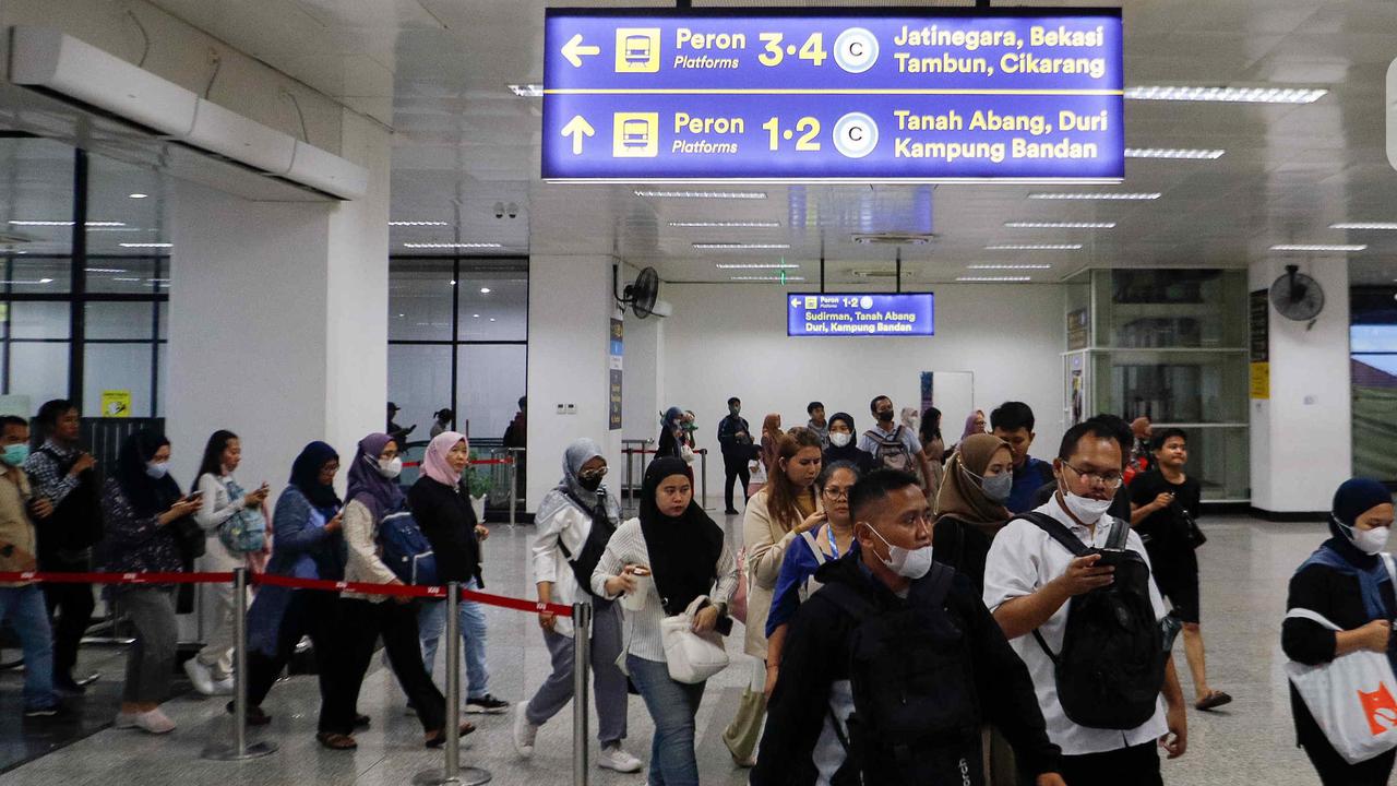 Subsidi Tarif KRL Jabodetabek Berbasis NIK, YLKI: Kebijakan Absud, Potensi Chaos!