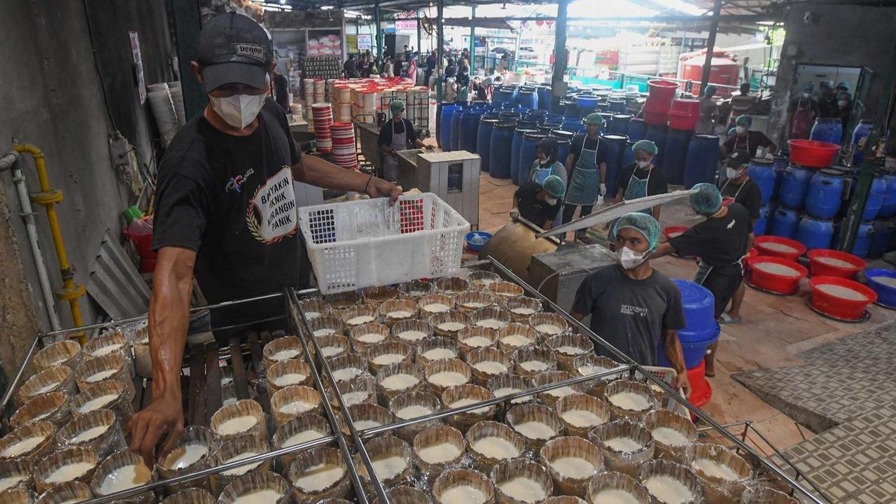FOTO: Geliat UMKM Kue Keranjang Jelang Imlek, Berdayakan Puluhan Warga Sekitar untuk Penuhi Permintaan